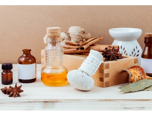 Indická aromaterapie: Tradiční využití esenciálních olejů v ajurvédské medicíně